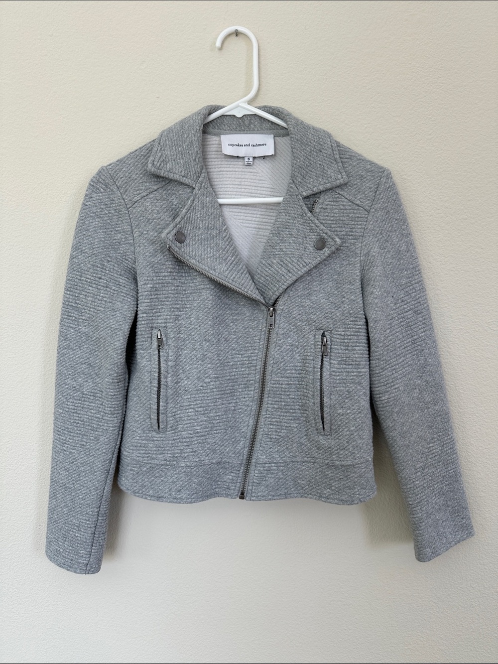 cupcakes & cashmere Light Gray Knit Moto Blazer